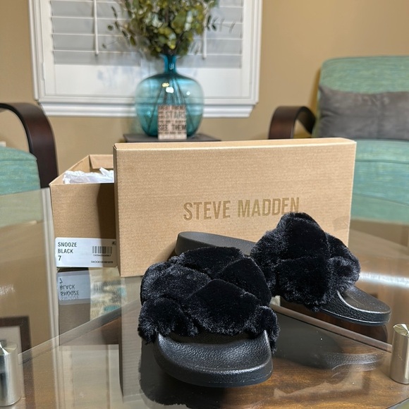 Women’s Steve Madden Black furry slides marked a 7 size up so sizing as a 6 - Picture 4 of 6